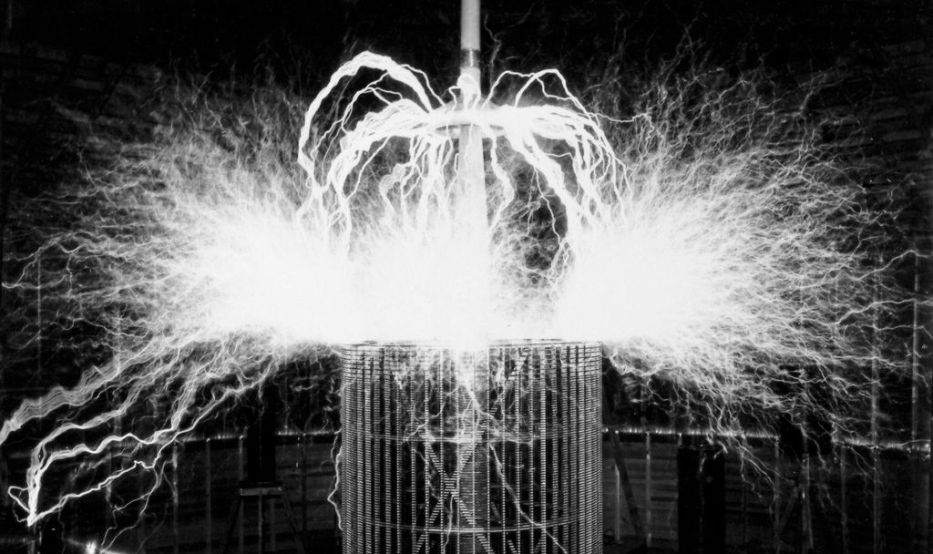 Nærbilde av en teslaspole med mange gnister. Foto.