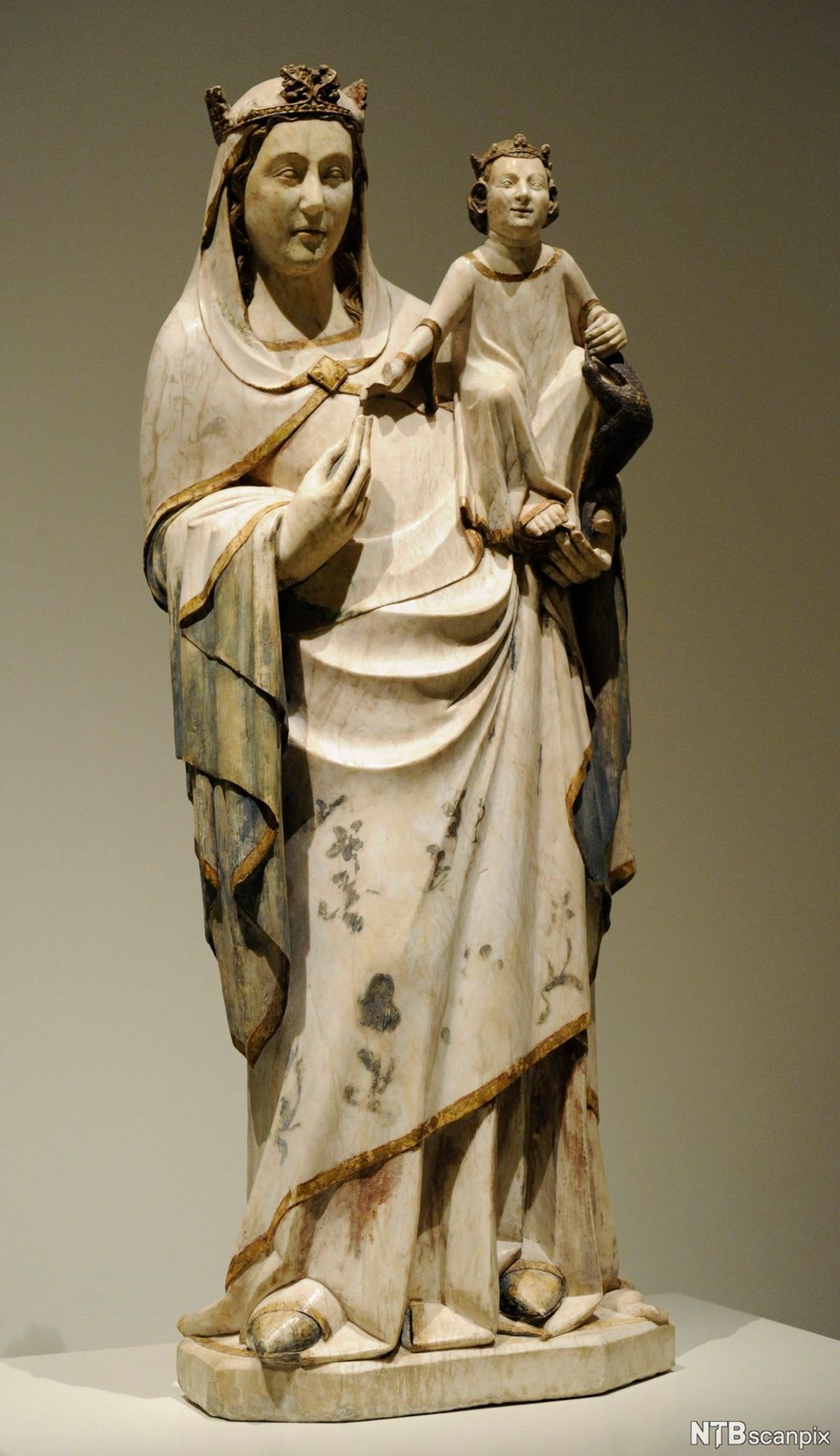 Skulptur av Jomfru Maria som holder Jesusbarnet på armen. Illustrasjon.