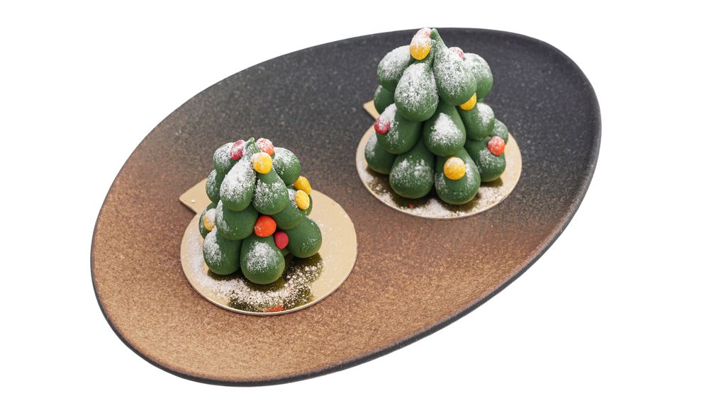 To figurar av marsipan forma som juletre dryste med melis. Foto.