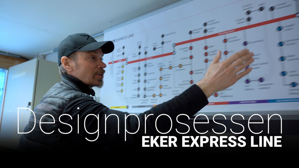 Bård Eker foran en plakat som viser de ulike fasene i designprosessen. Foto.