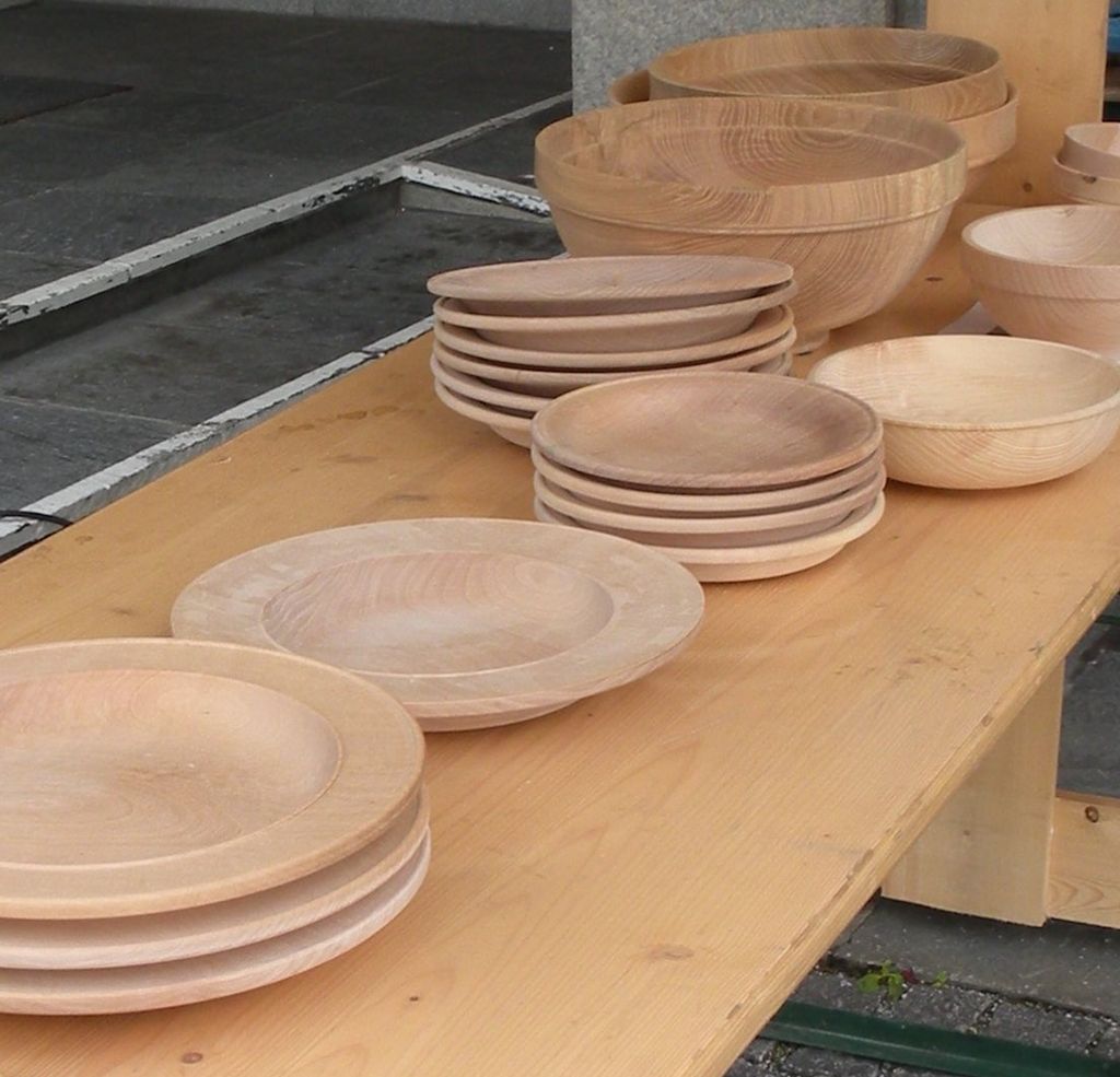 Trefat og treskåler på eit bord. Foto.