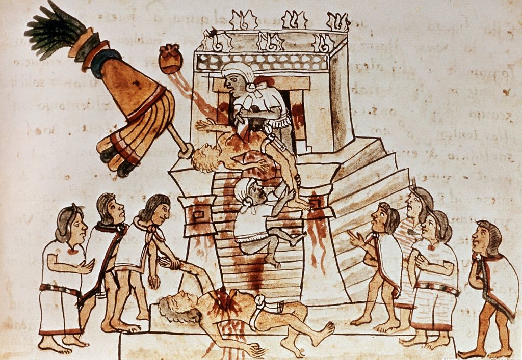 Aztekisk menneskeoffer ved et tempel, der en person blir ofret ved at hjertet rives ut mens tilskuere står rundt og ser på. Illustrasjon.