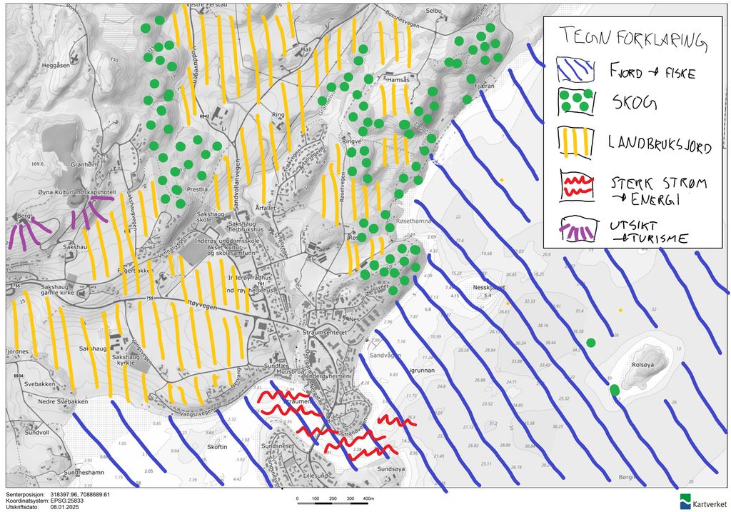 Et gråtonekart over Straumen i Inderøy kommune der ulike områder er skravert og tegnet over med ulike farger, basert på hvilke naturressurser som finnes der. Landbruksjord er markert med gult, fjord og fiske er markert med blått, sterk strøm og energi er markert med rødt, skog er markert med grønt, utsikt og turisme er markert med lilla. Illustrasjon.
