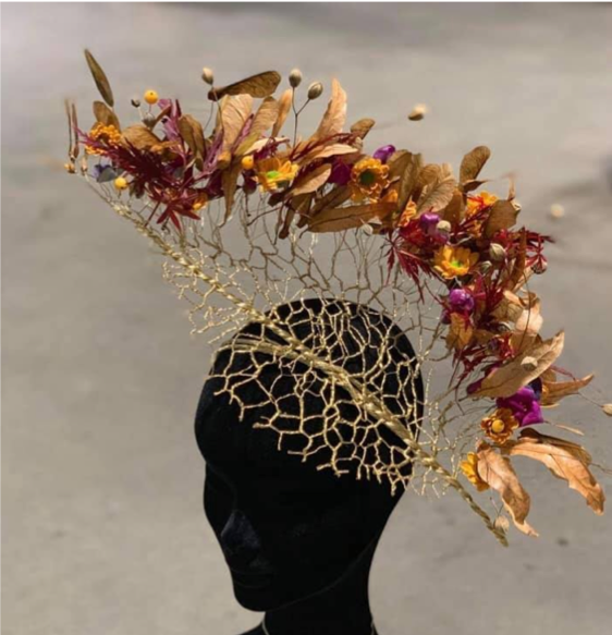 Hodeplagg laget av hønsenetting og blomster. Foto.