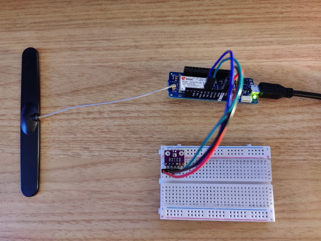 Mikrokontroller kopla til en antenne og en sensor via ledninger og et koplingsbrett. Foto.