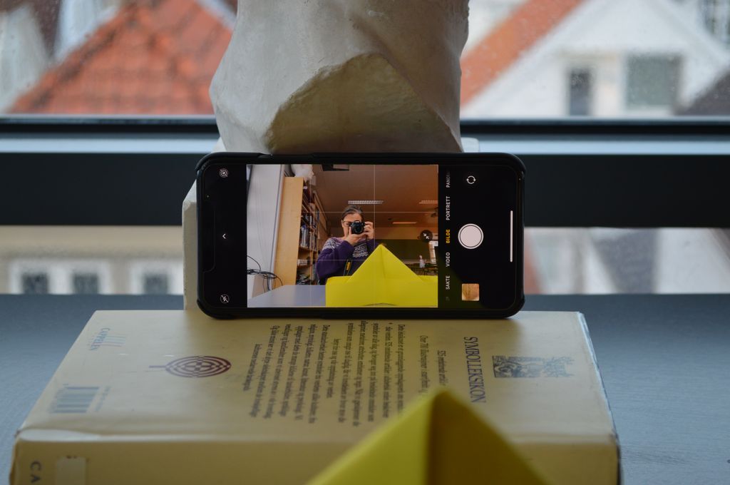 Mobiltelefon plassert på en bok.