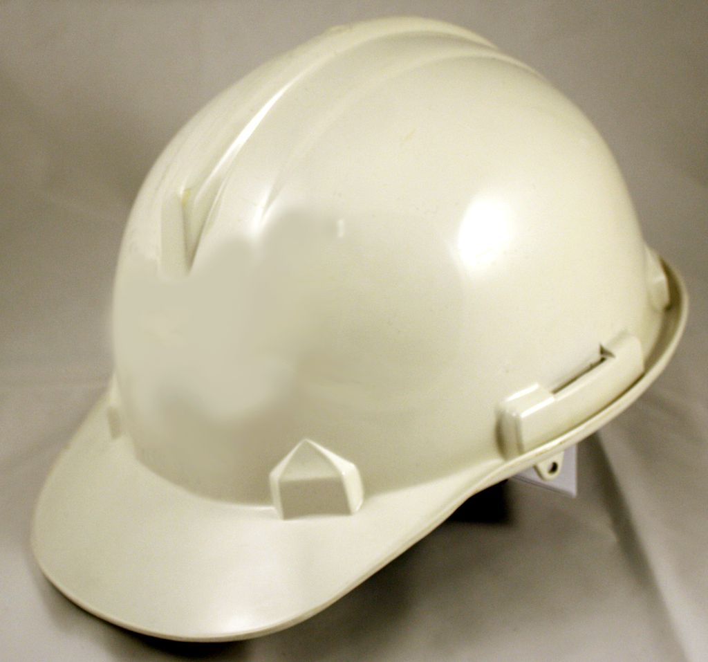 Kvit hjelm. Foto.