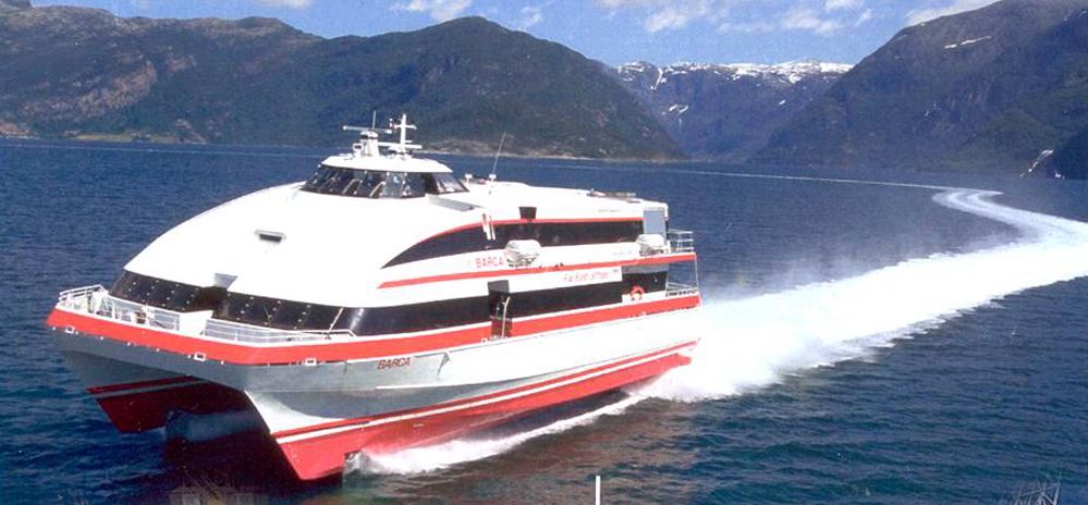 Hurtigbåt i full fart. Foto.