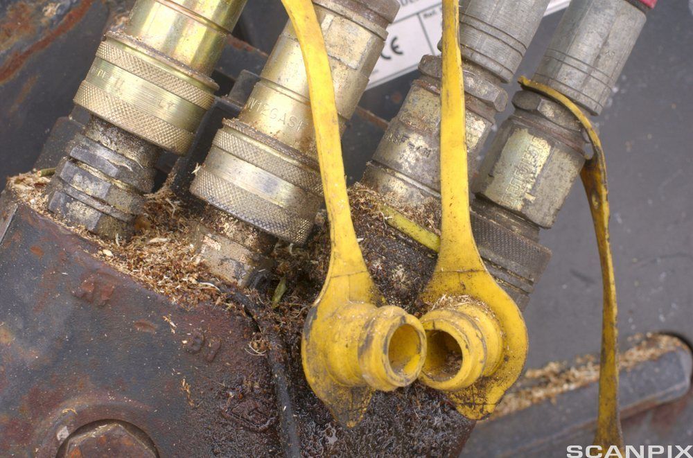  Nærbilde av fire hydraulikkoblinger. Foto.