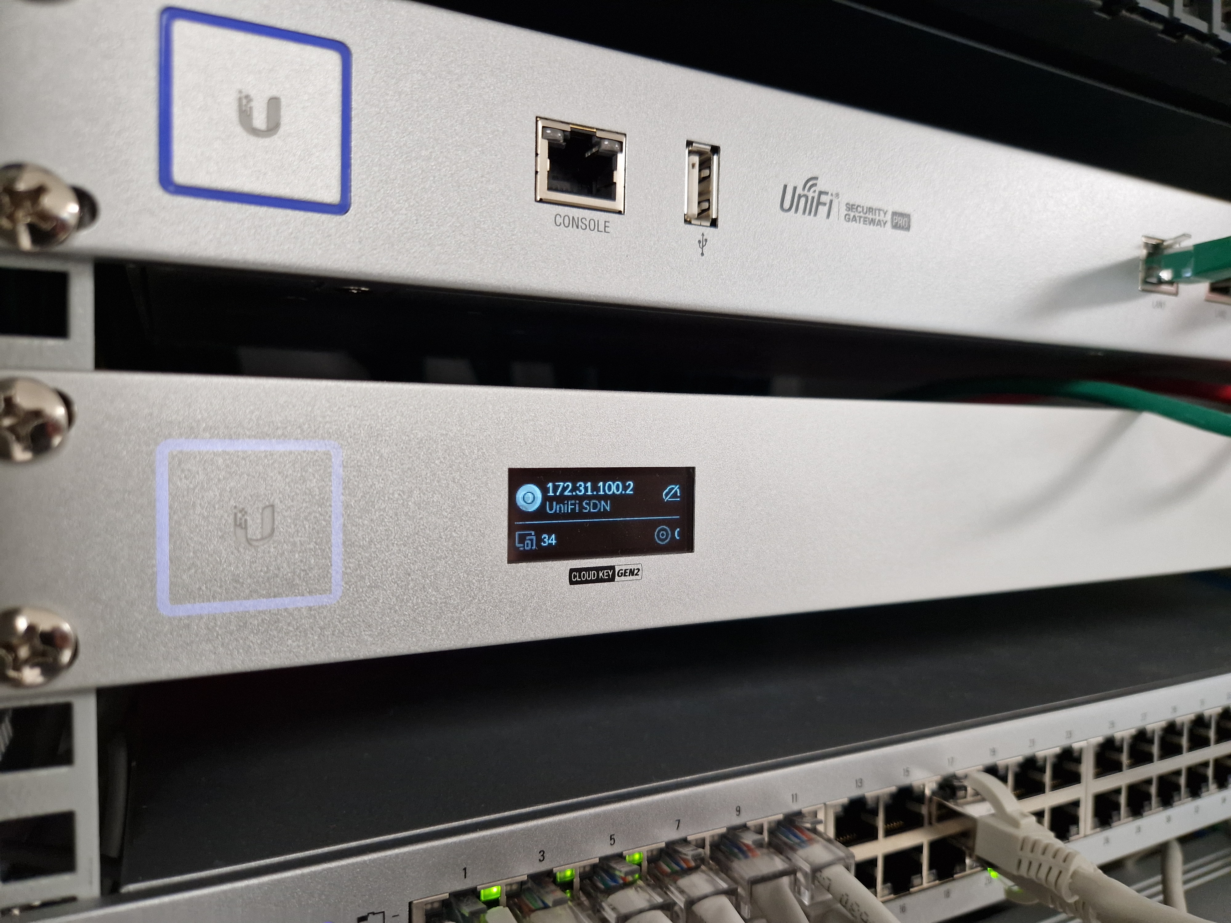 Rackskap med ruter, nettverkskontroller og svitsj plassert nedover. Foto.