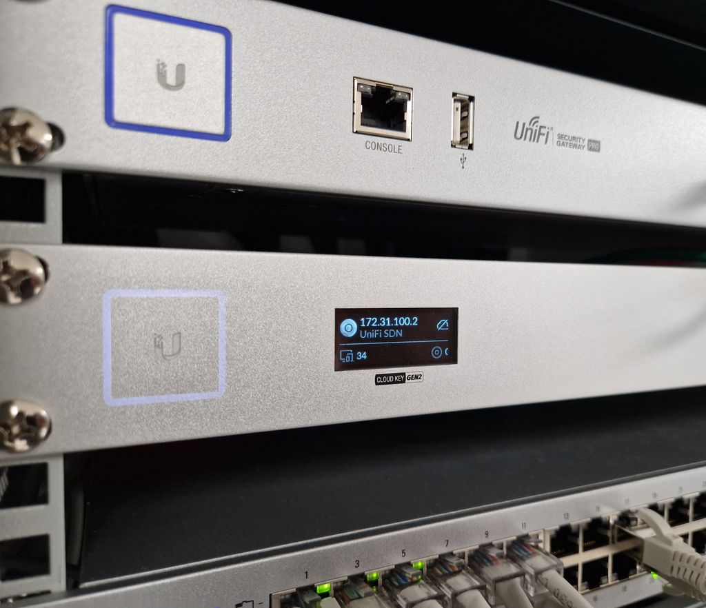 Rackskap med ruter, nettverkskontroller og svitsj plassert nedover. Foto.