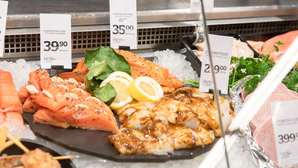 Laks og annan sjømat utstilt i ein ferskvaredisk. Foto.