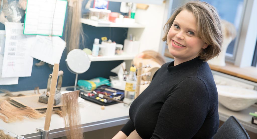 Dame lager tresser med hår. Foto.