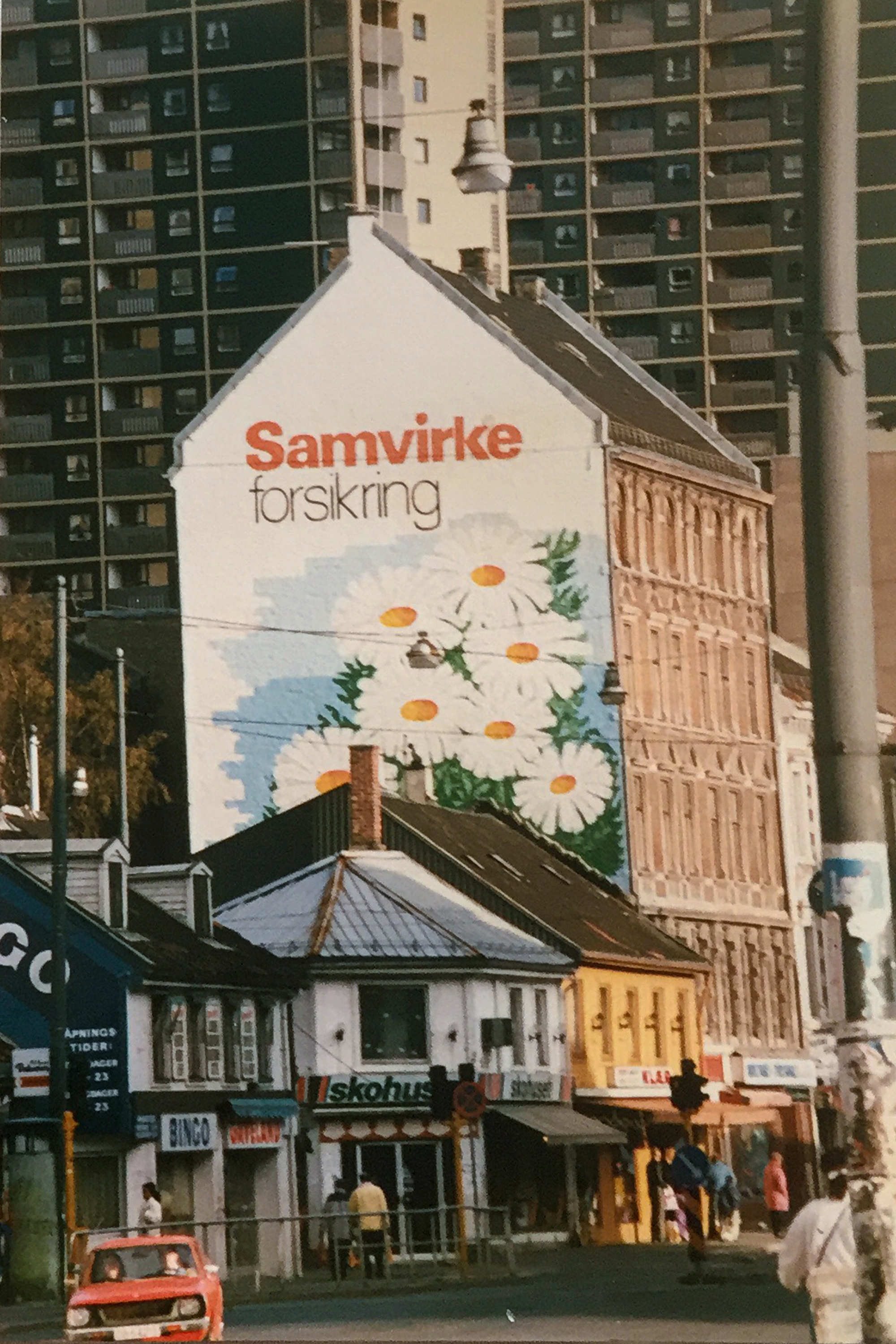 Fotografi av stort veggmåleri som reklamerer for Samvirke forsikring.