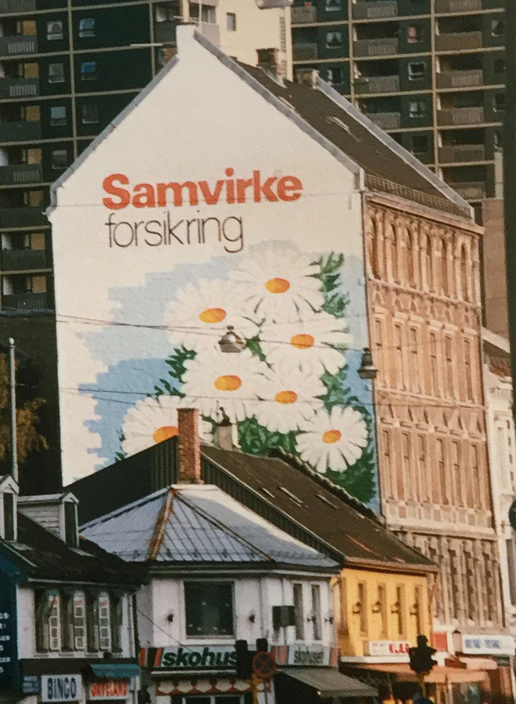 Fotografi av stort veggmåleri som reklamerer for Samvirke forsikring.