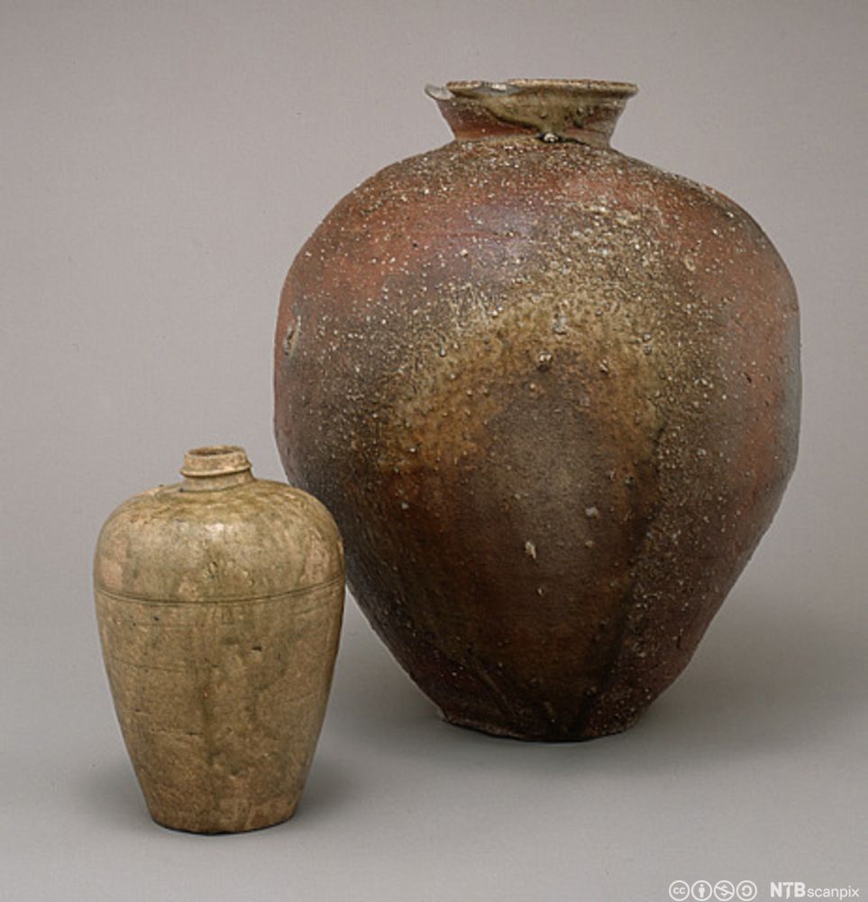 Eldre japansk vase og krukke. Foto.