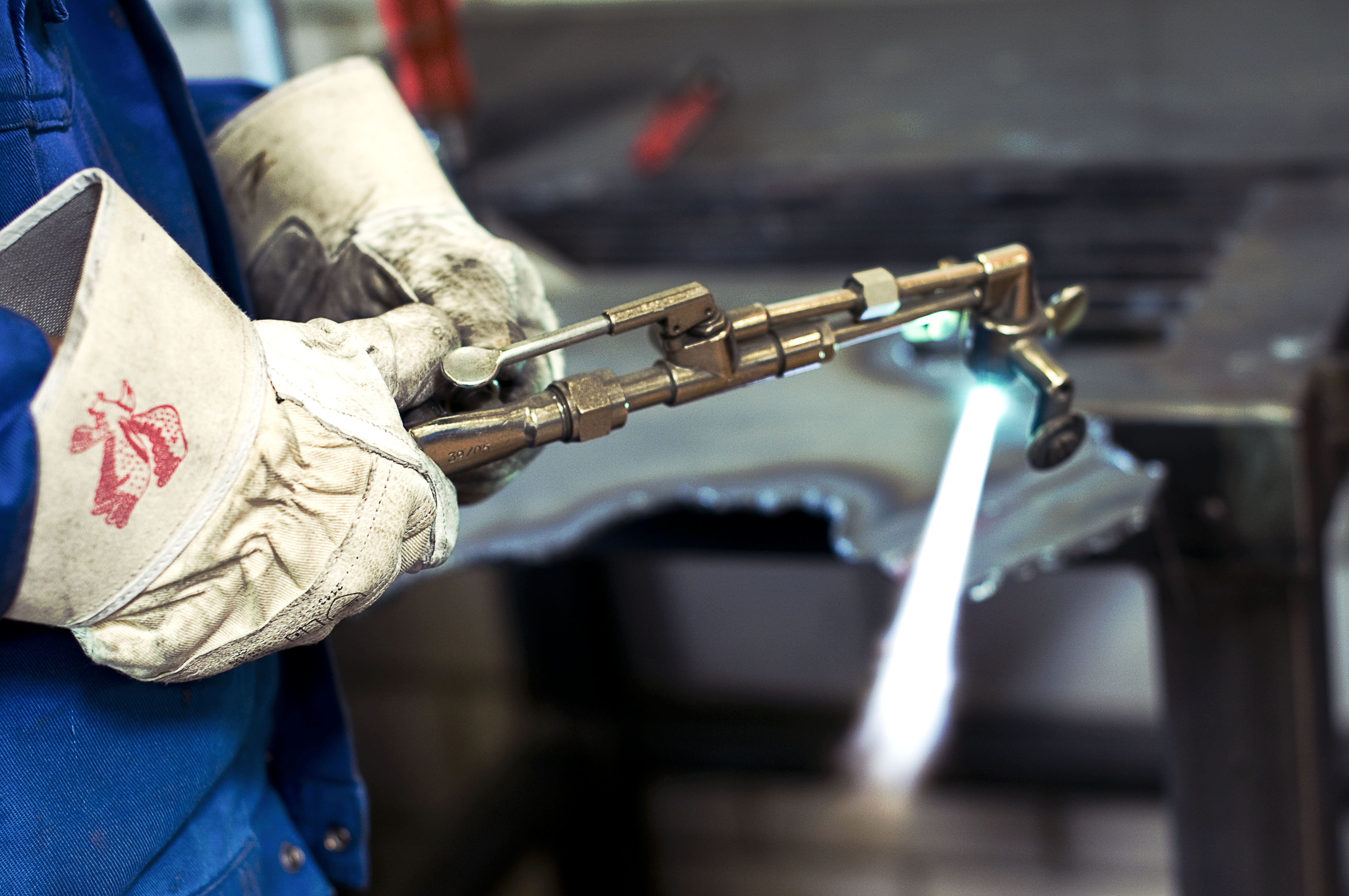 Person som holder en tent skjærebrenner med påmonterte løpehjul. Foto.