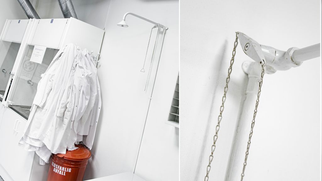 Nøddusj i et kjemirom. Foto.