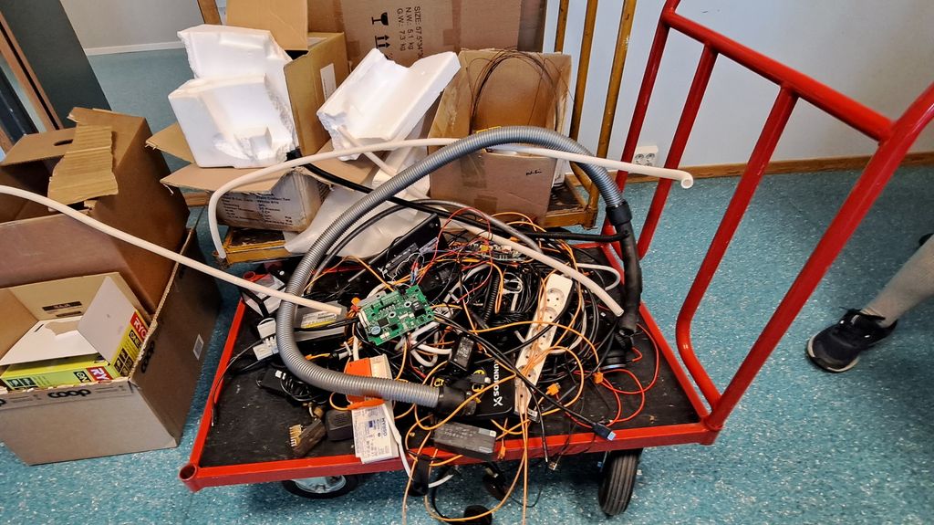 Tralle med elektronisk avfall, papp og isopor. Foto.