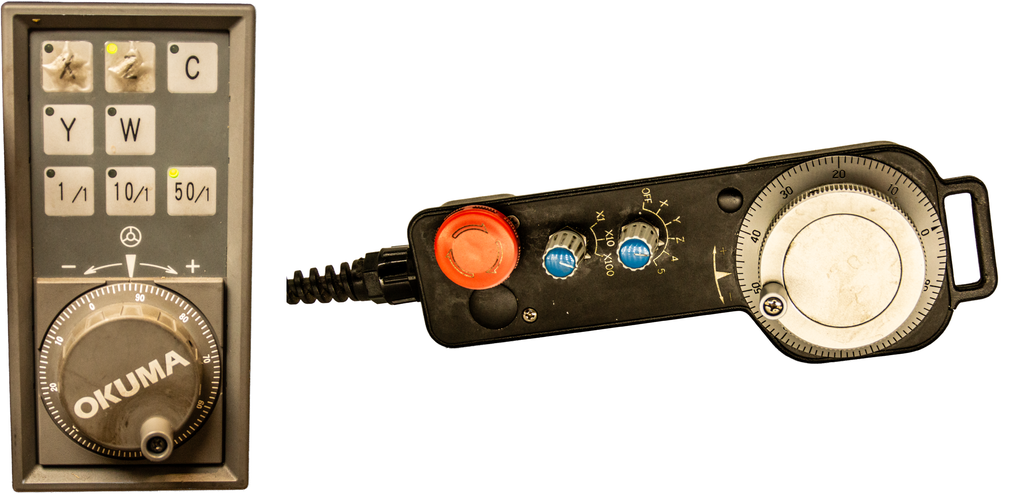 To betjeningspanel for CNC-fres. Det ene panelet har trykknapper og et betjeningshjul, mens det andre har to vriknapper, et betjeningshjul og en nødstoppbryter. Foto.