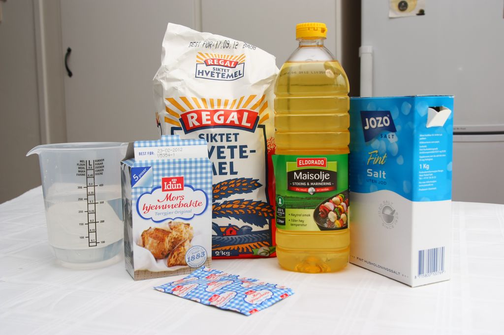 Ingredienser til pizzadeig: vann, tørrgjær, hvetemel, maisolje og salt. Foto.