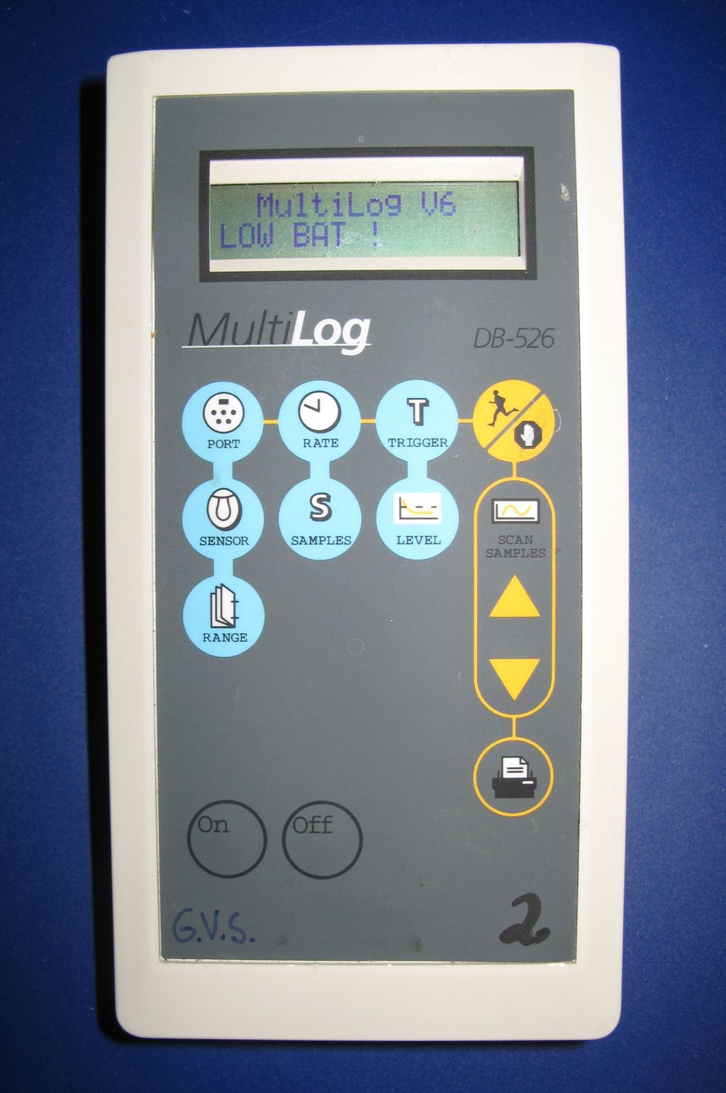 Aparat med flere knapper og display. Foto.