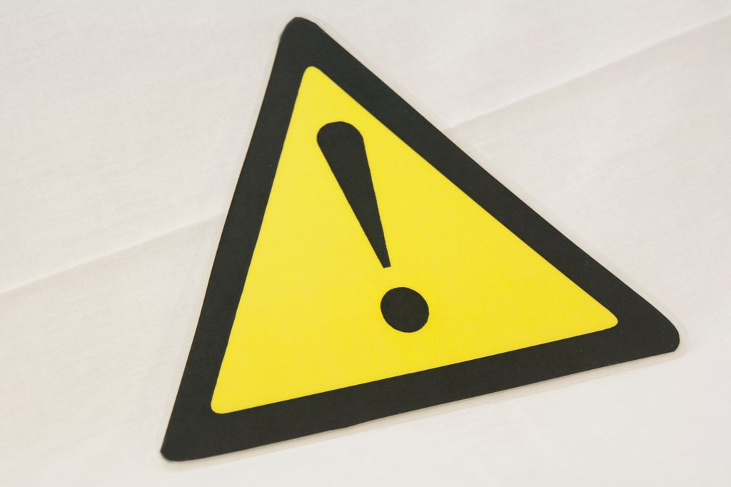 Foto av trekantet skilt med gul bakgrunn, svart kant og svart utropstegn.