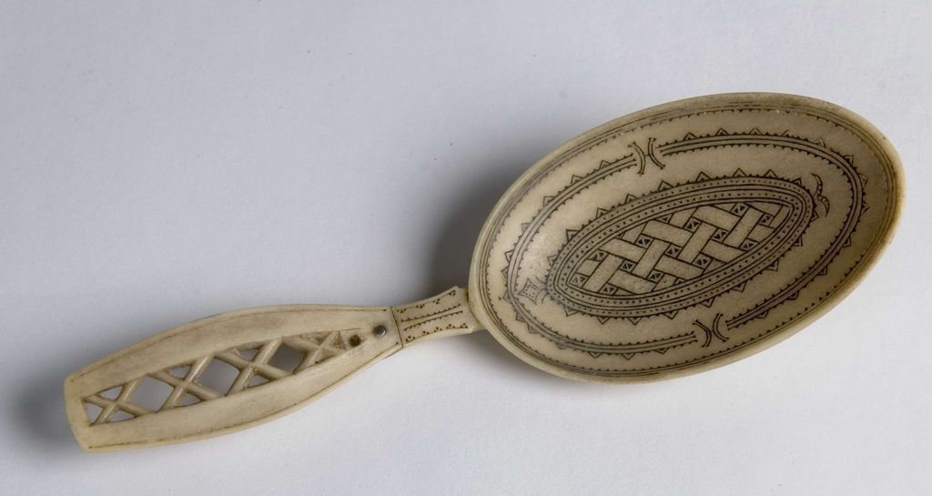 Skei med ovalt blad. Skaftet er dekorert med gjennombrutt nettingdekor, og bladet er dekorert med kolrosing. Foto.