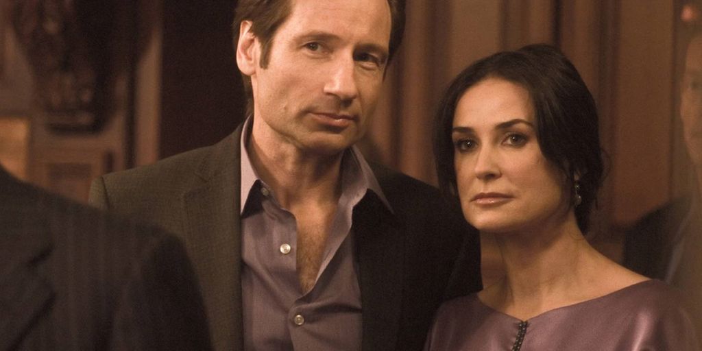 En mann og en kvinne står tett sammen og har blikket rettet mot det samme punktet – ryggen til en mann som står foran dem. Foto.