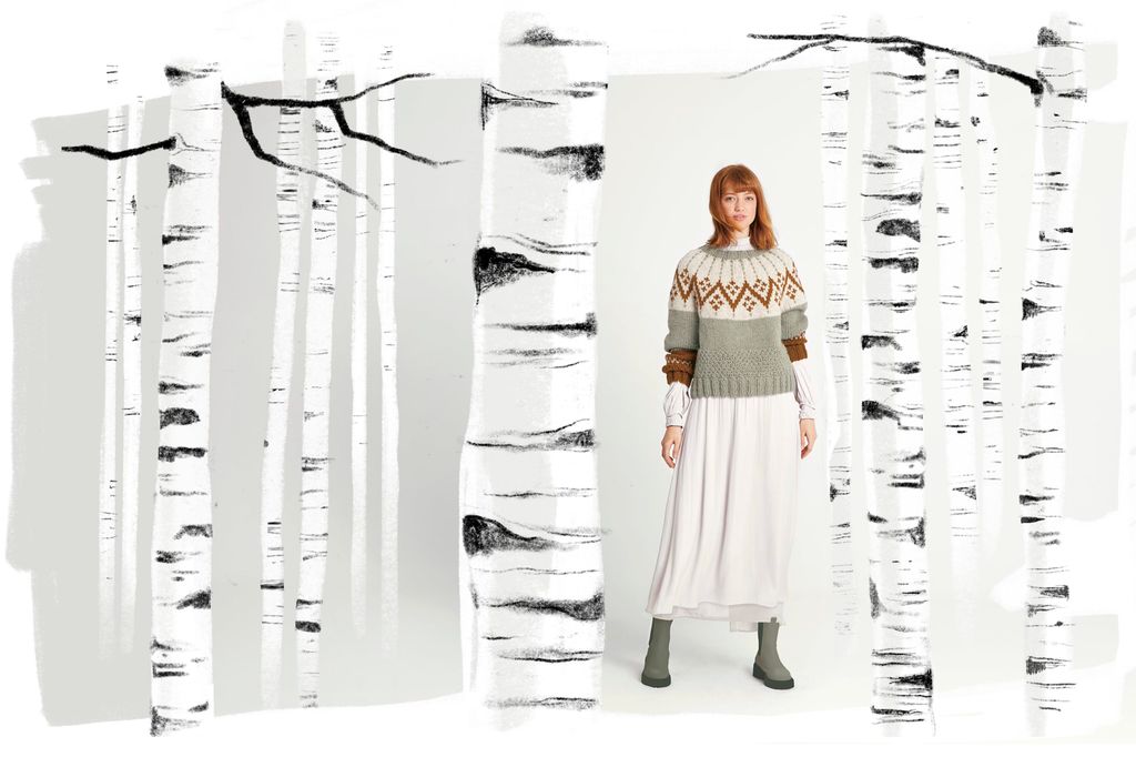Modell med strikkegenser satt inn i en stilisert bjørkeskog. Strikkegenseren er i fargene grønt, brunt og off-white. Modellen har også på seg et off-white skjørt og grønne støvletter. Håret er brunt og matcher med brunfargen i genseren. Bearbeidet foto.