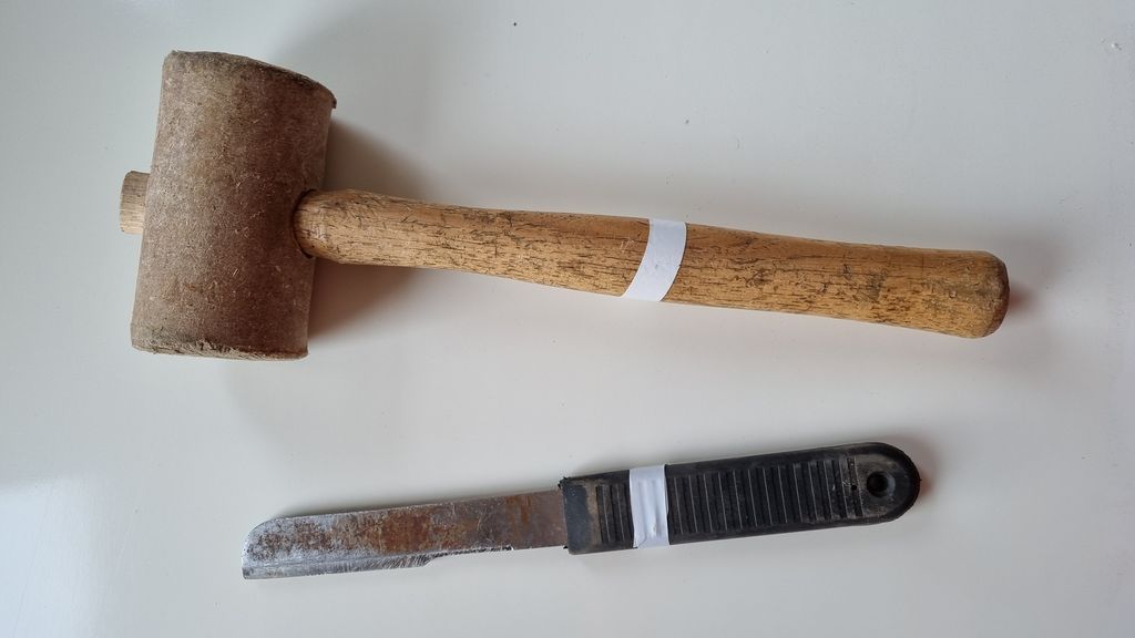 En kniv som kan brukes som sidelengs hoggjern, og ei treklubbe. Foto.