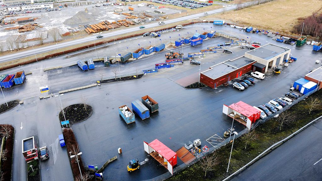 Oversiktsbilete av gjenvinningsstasjon med ulike konteinarar for innlevering av ulike typar avfall. Foto.