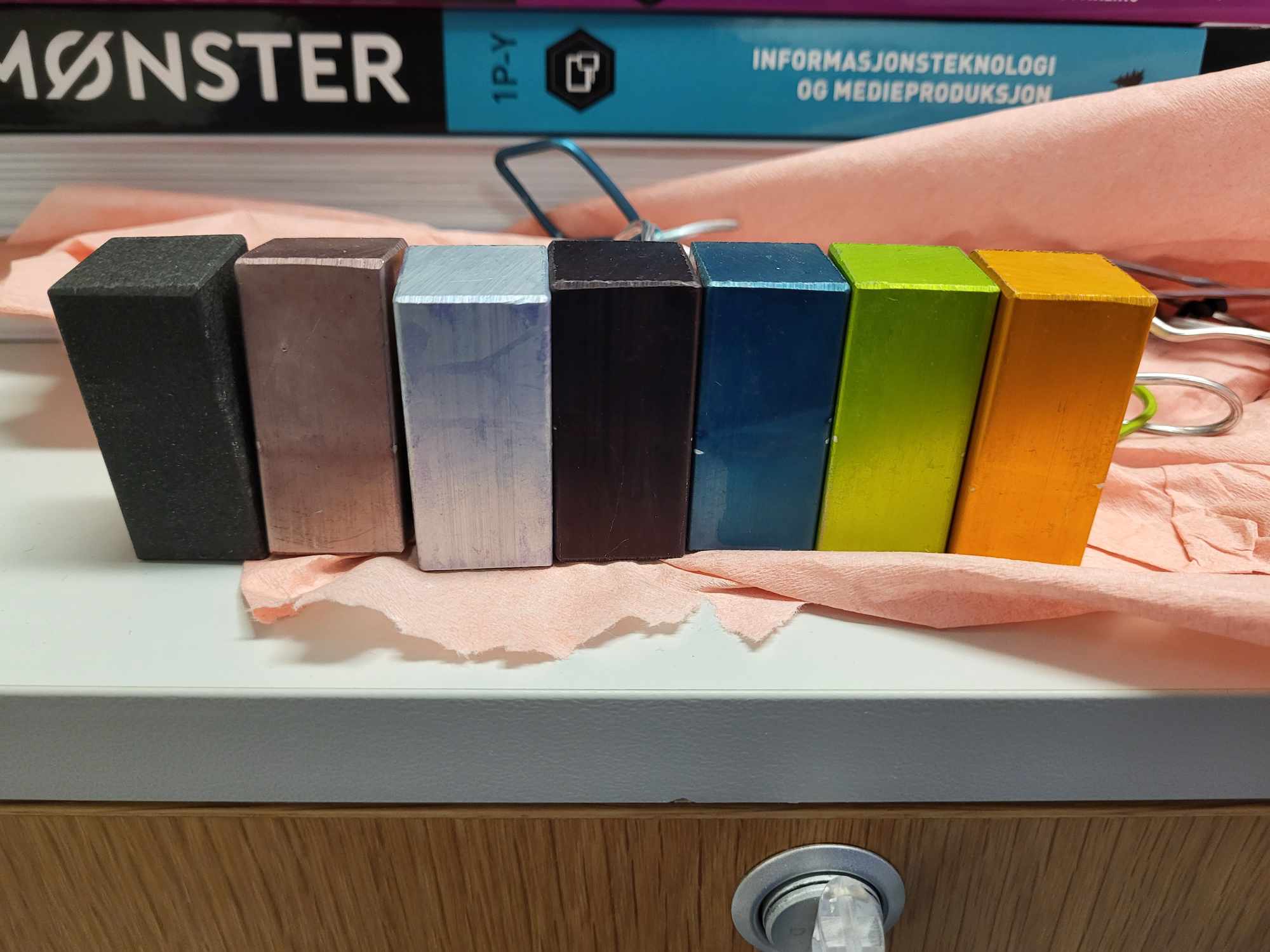 Klosser av aluminium i mange ulike farger. Foto