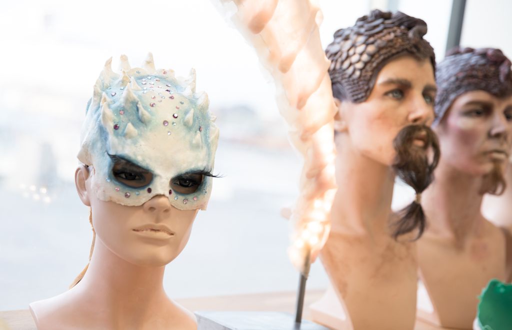 Hvit og blå hodemaske med pigger laget av lateks. Foto.