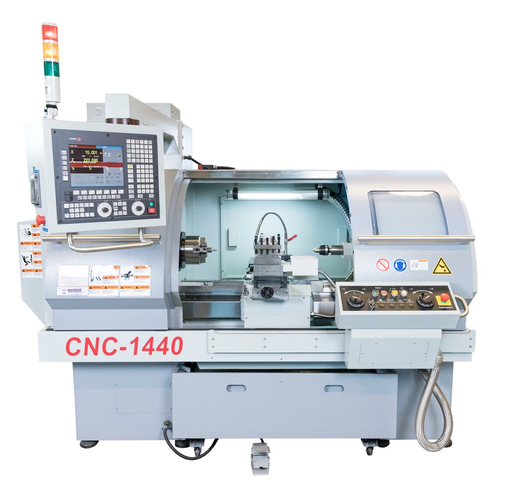 CNC-styrt dreiebenk som har betjeningsdisplay, nødstoppbryter, vernedeksel og fotpedal. Foto.