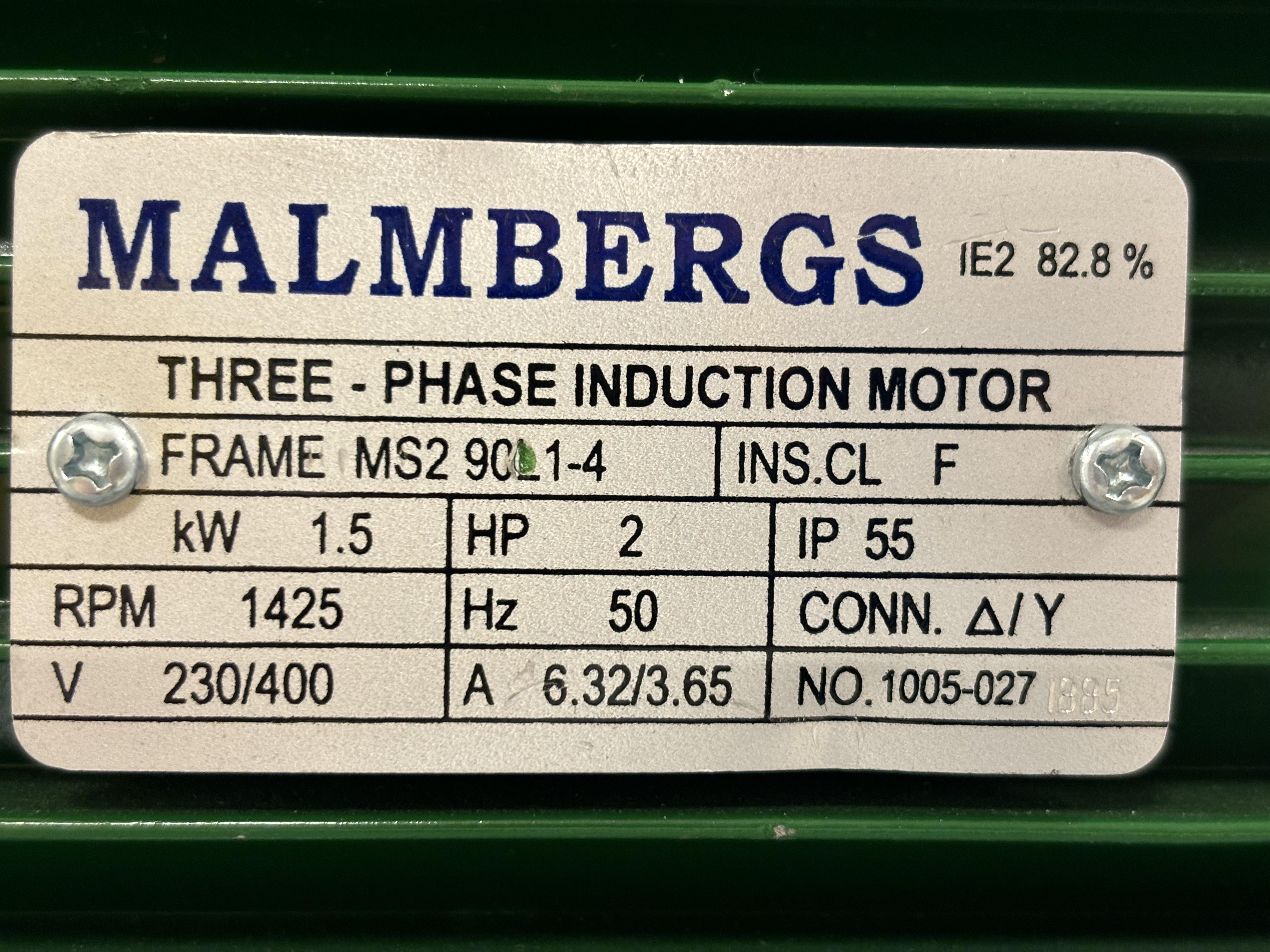 På et merkeskilt til en elmotor står det blant annet I E 2 82,8 prosent, three - phase induction motor, kW 1,5, V 230 skråstrek 400, A 6,32 skråstrek 3,65. Foto.