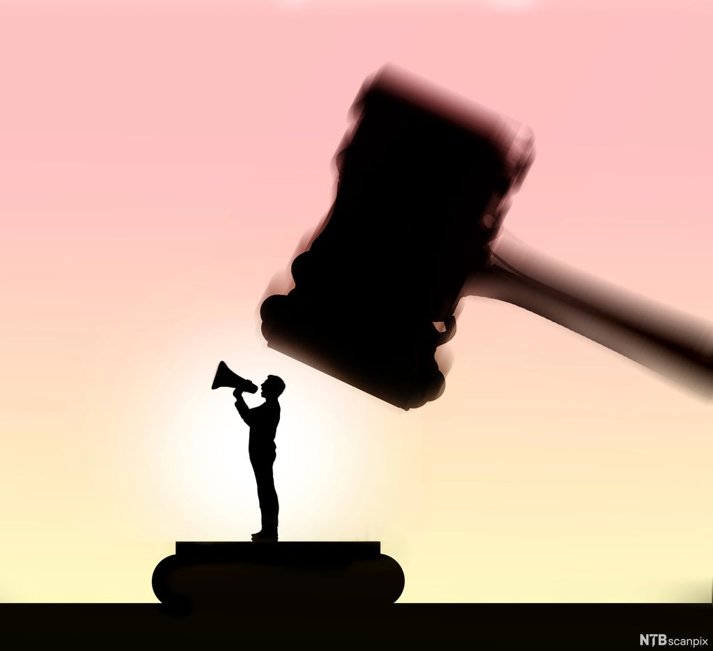 Mann med ropert som er i ferd med å bli slått ned av klubbe. Illustrasjon. 