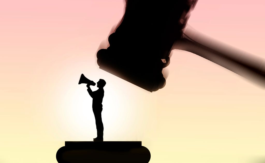 Mann med ropert er i ferd med å bli slått ned av ei gigantisk klubbe. Illustrasjon.