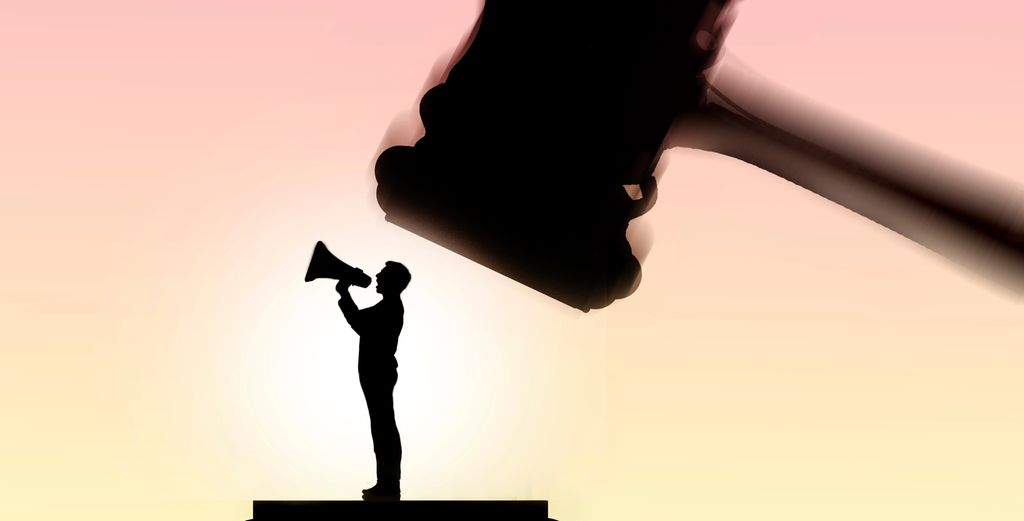 Mann med ropert som er i ferd med å bli slått ned av ei klubbe. Illustrasjon.