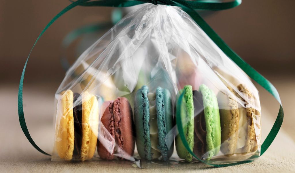 Glutenfrie makronar i ulike fargar pakka som gåve. Foto.