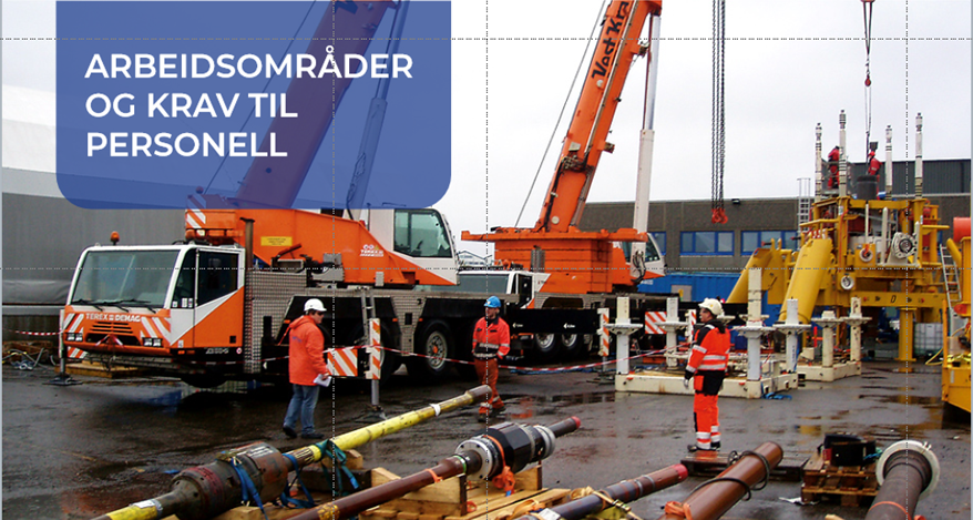 Tre personer i arbeidsklær står foran noen maskiner. Foto.