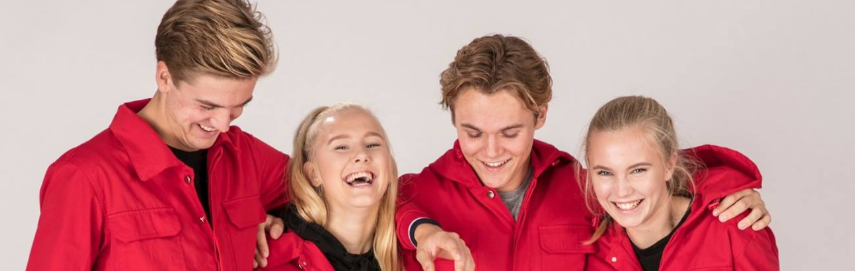 Fire ungdommer i russedress. Foto.