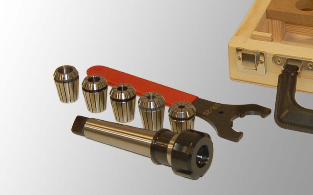 Sett med fresekjoksar. Ein trekoffert er synleg i øvre høgre hjørne. Foto.