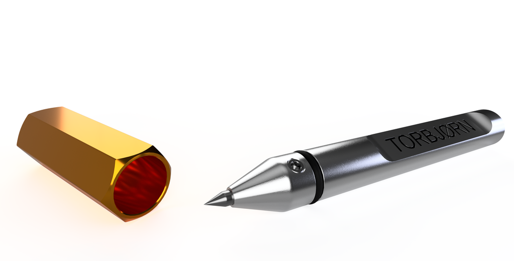 Pennliknende verktøy i metall med en skarp spiss. Ei gullfarga hette ligger ved siden av. Illustrasjon.