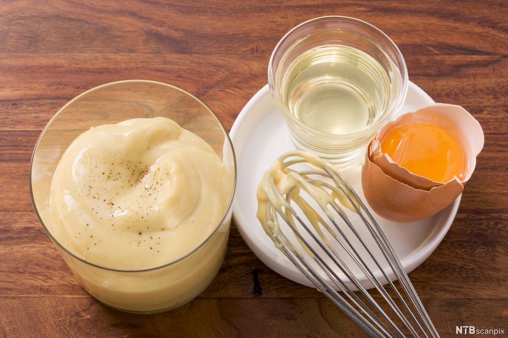 Olje, egg, visp og ferdiglaga majones. Foto.