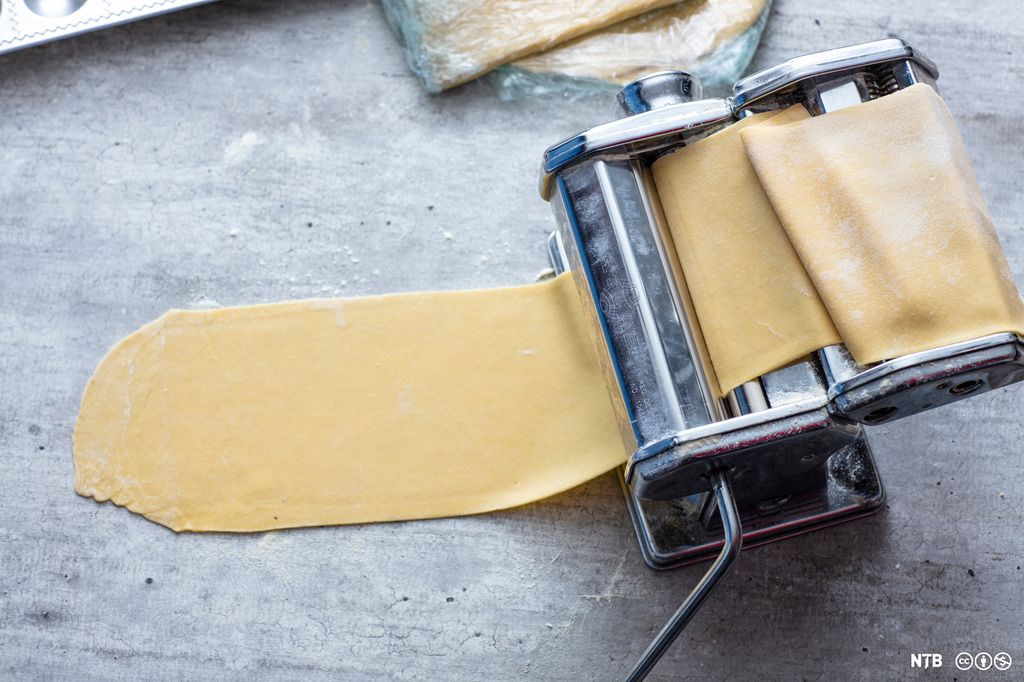 Pastadeig på vei gjennom pastamaskin. Foto.