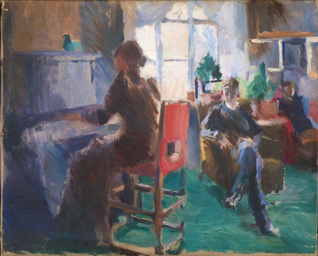 Oljemaleri av en kvinne som spiller piano for to menn. Foto.