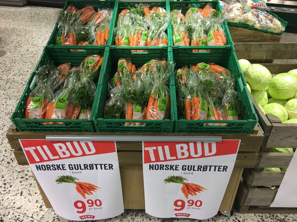 Norske gulrøtter på tilbud i en Meny-butikk. De er pakket inn i plast. Foto. 