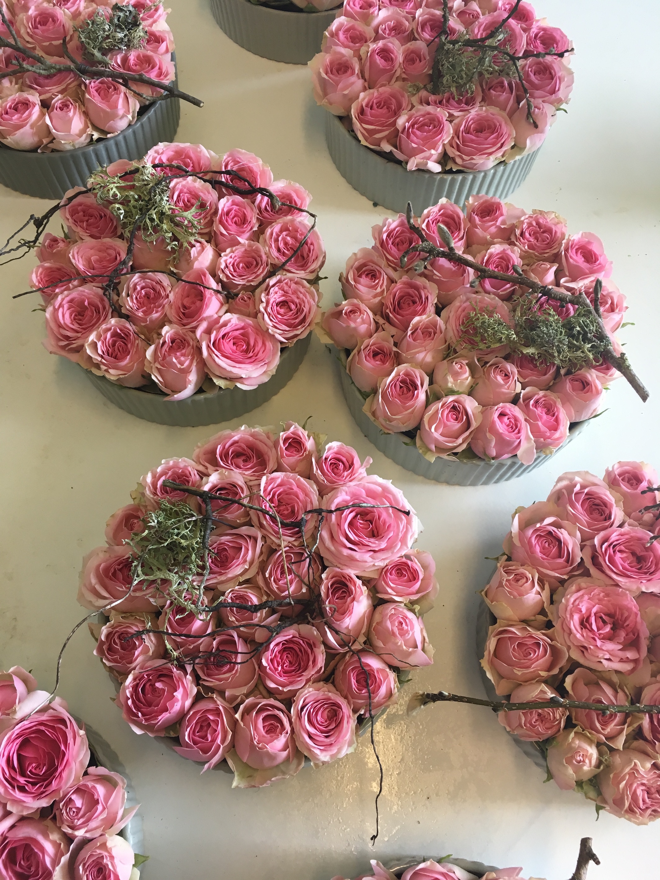 Runde blomsterdekorasjonar lagde av roser. Foto.