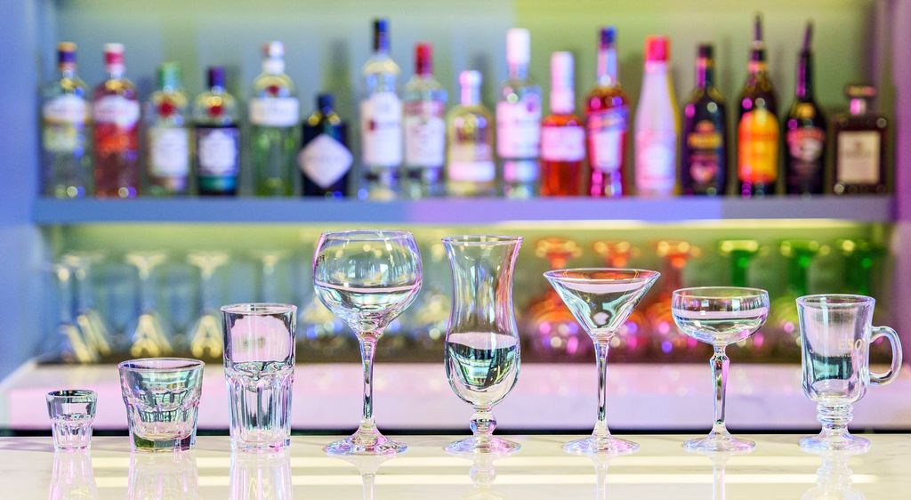 Forskjellige glass som brukes i en bar. Glassene er beskrevet i teksten. Foto.